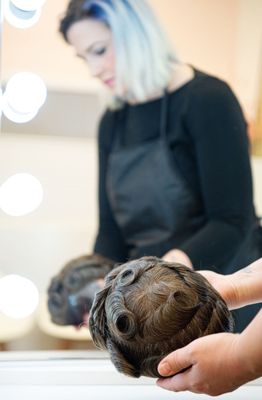 Valg af Toupe<br />
holdbarhed afhænger af kundens behandling af håret</p>
<p>Service: lim og tilpasning 850 kr<br />
Rens anbefales hver 4. uge for at undgå infektion.